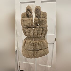 ARATTA Elegant OATMEAL Faux Fur Vest